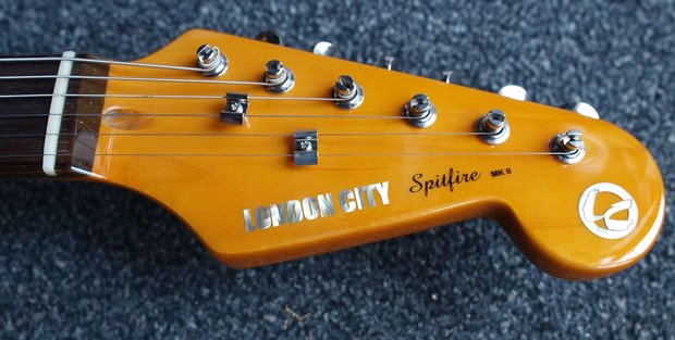 London City Spitfire MKII RW, 3-Tone Sunburst met witte slagplaat