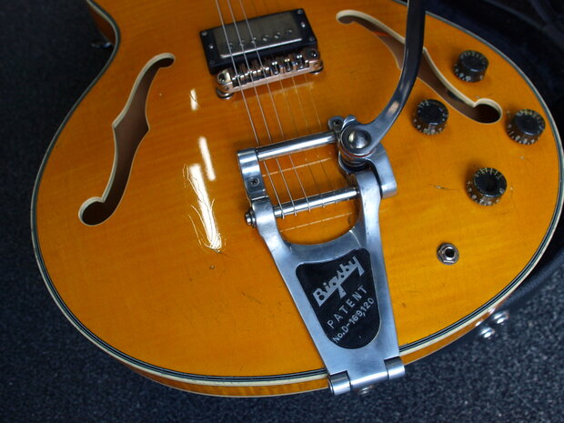 Stromberg Aged Monterey Trans Honey met Bigsby tremolo en koffer