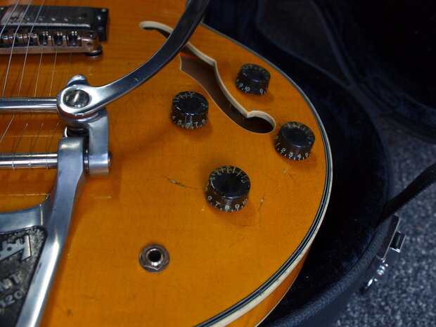 Stromberg Aged Monterey Trans Honey met Bigsby tremolo en koffer