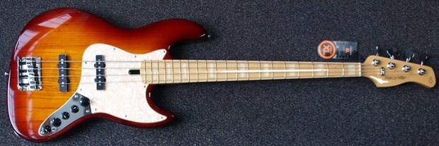 Sire Marcus Miller V7 swamp ash 4-string bass guitar tobacco sunburst, tijdelijk met gevoerde hoes