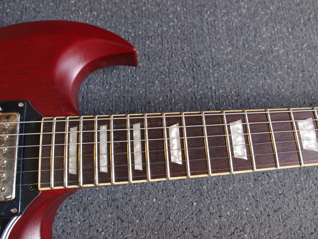 Vintage VS6 Icon Series MRCR Relic Cherry Red, SG-model elektrische gitaar