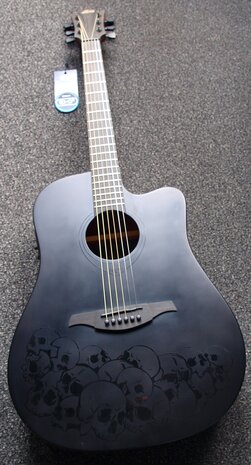 Lâg Skullture dreadnought cutaway electro black satin, b-stock door vingerafdrukken in de lak