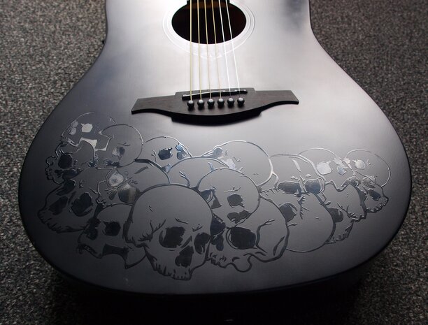 Lâg Skullture dreadnought cutaway electro black satin, b-stock door vingerafdrukken in de lak