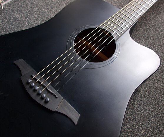 Lâg Skullture dreadnought cutaway electro black satin, b-stock door vingerafdrukken in de lak