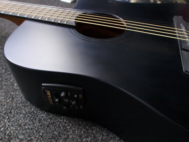 Lâg Skullture dreadnought cutaway electro black satin, b-stock door vingerafdrukken in de lak