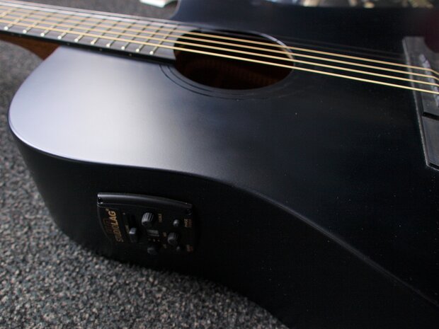 Lâg Skullture dreadnought cutaway electro black satin, b-stock door vingerafdrukken in de lak