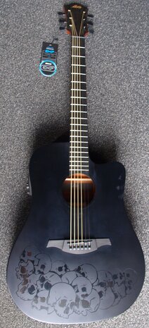 Lâg Skullture dreadnought cutaway electro black satin, b-stock door vingerafdrukken in de lak