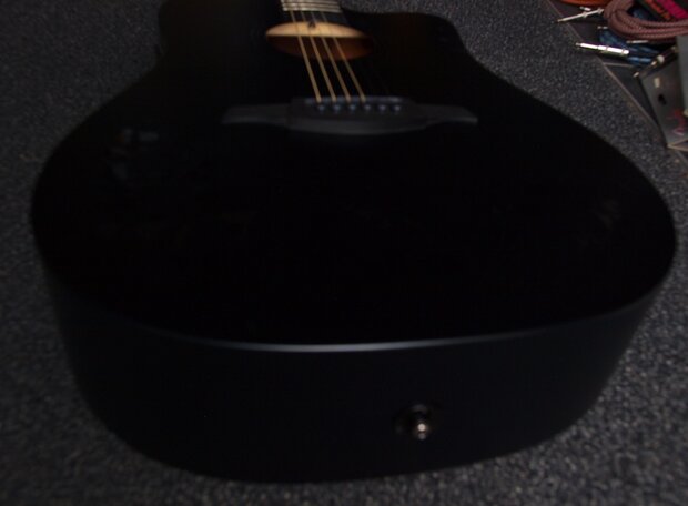 Lâg Skullture dreadnought cutaway electro black satin, b-stock door vingerafdrukken in de lak