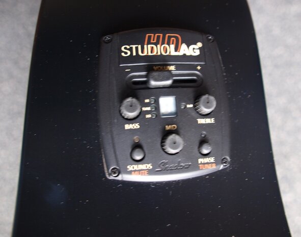 Lâg Skullture dreadnought cutaway electro black satin, b-stock door vingerafdrukken in de lak
