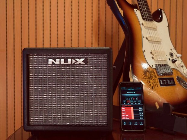 Nux Mighty 8BT digitale versterker 8 Watt - 6,5" speaker bluetooth - DSP - drums - usb - mic ingang