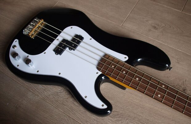 Vintage V4 BK P-Bass in Zwart