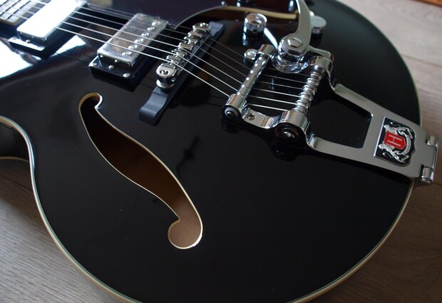 ​HAGSTROM Tremar HJ500 Black, nu met Hagstrom koffer