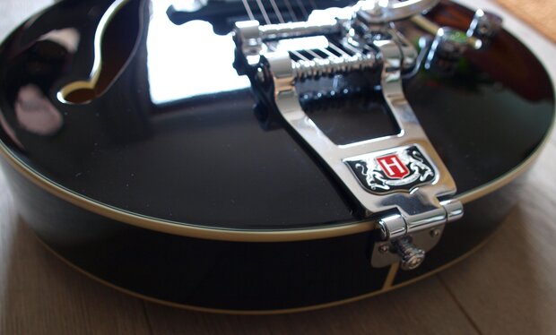 ​HAGSTROM Tremar HJ500 Black, nu met Hagstrom koffer