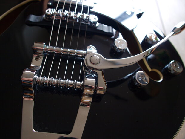 ​HAGSTROM Tremar HJ500 Black, nu met Hagstrom koffer