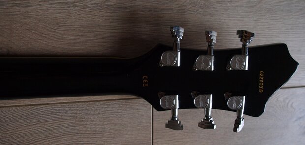 ​HAGSTROM Tremar HJ500 Black, nu met Hagstrom koffer