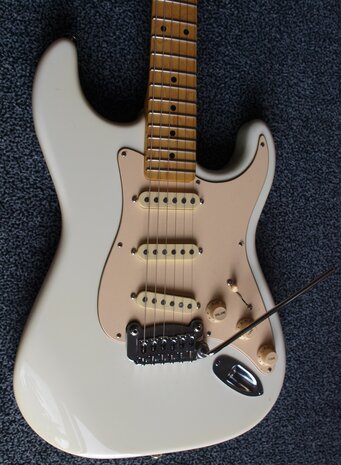 G&L Legacy USA White MP met stevige Tolex Case en certificaat van echtheid