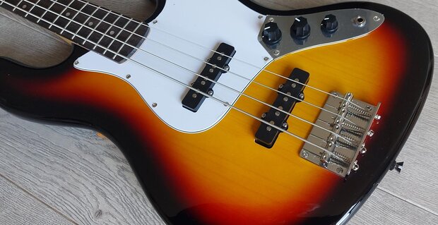 SX elektrisch basgitaarpakket, met versterker, tas, riem, tuner en kabel, 3 tone sunburst