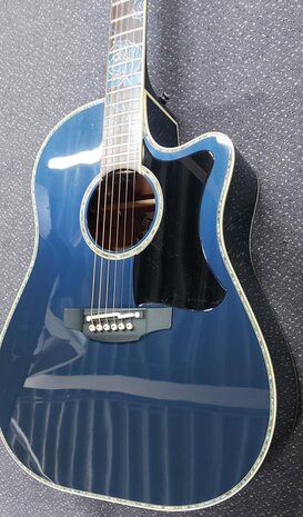 Takamine LTD-2021 Bluerose limited edition met koffer, laatste exemplaar en is op voorraad