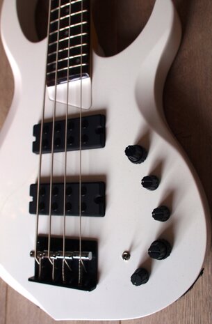 Sire Marcus Miller M2+ 4-snarig, White Pearl, 2nd Gen