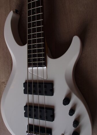 Sire Marcus Miller M2+ 4-snarig, White Pearl, 2nd Gen