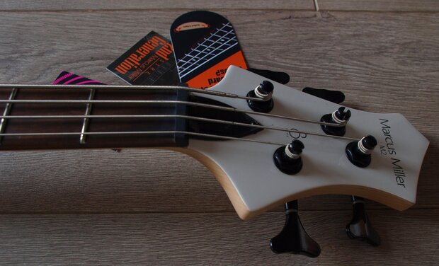 Sire Marcus Miller M2+ 4-snarig, White Pearl, 2nd Gen