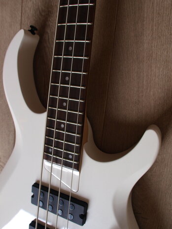 Sire Marcus Miller M2+ 4-snarig, White Pearl, 2nd Gen