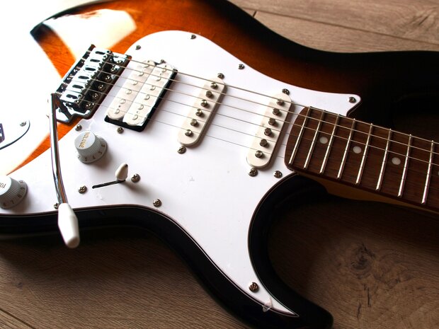 Cort G110 e-gitaarpakket Tobacco sunburst met Cort CM15 combo versterker