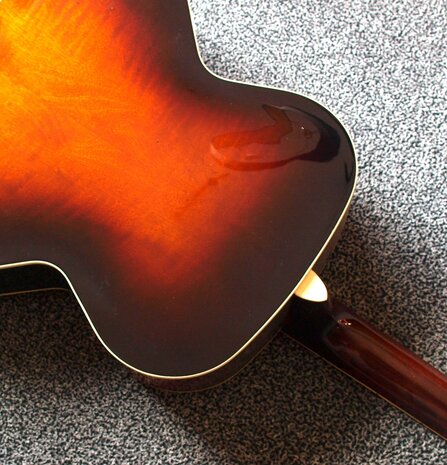 The Loar Archtop Acoustic Guitar VS LH-600-VS met element