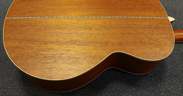 Indie The Sound J Pro Akoestisch met extra soundholes voor extra basgeluid