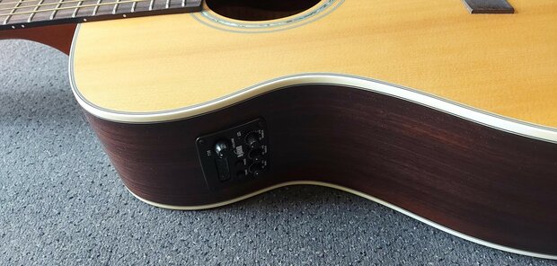 WALDEN Folkgitaar G800CE, Grand Auditorium Cut, massief, gesatineerd, EQ, electro-akoestisch met gigbag