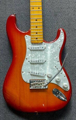 London City Spitfire MKII, Honeyburst, pearlwhite slagplaat