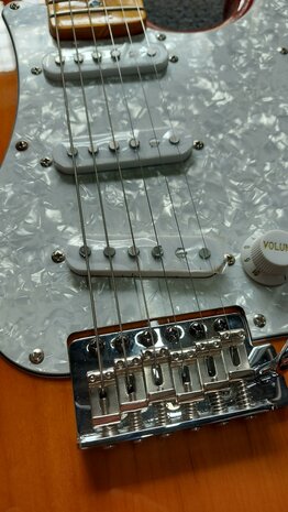 London City Spitfire MKII, Honeyburst, pearlwhite slagplaat