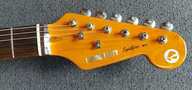 London City Spitfire MKII, Tobacco Sunburst met zwarte slagplaat 