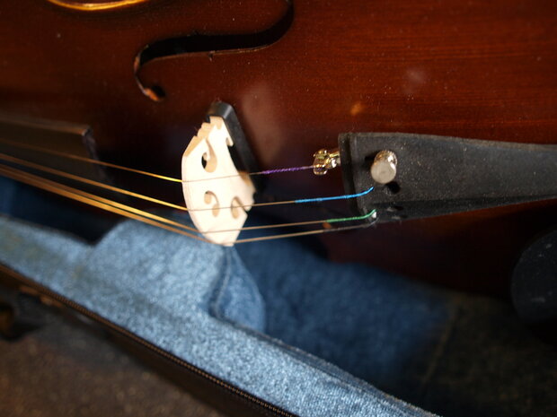 Electro-akoestische viool, compleet met koffer, strijkstok en hars