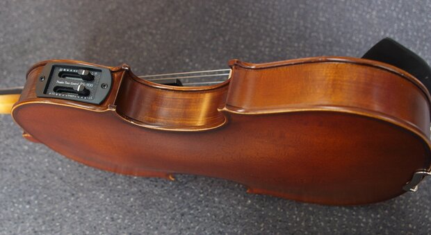 Electro-akoestische viool, compleet met koffer, strijkstok en hars