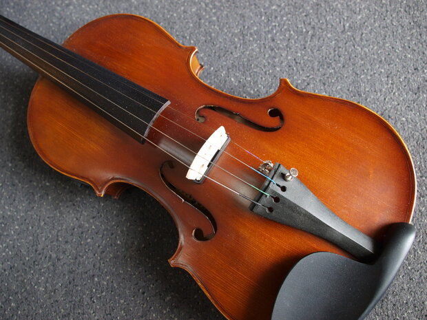 Electro-akoestische viool, compleet met koffer, strijkstok en hars