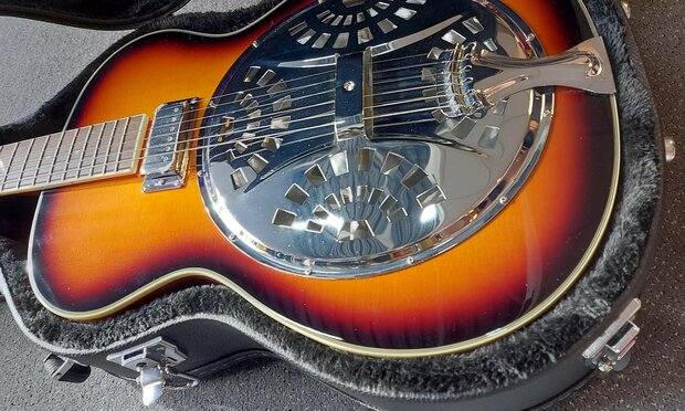 Eko One Resonator Electro-akoestisch, nu geleverd met koffer