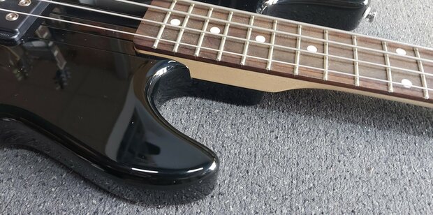 G&L Tribute L2000 Black RW, nu met stevige G&L hoes