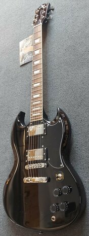 EKO SG-model in zwart, nu met riem, dvd, plectrums, kabel en extra set snaren