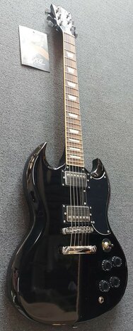 EKO SG-model in zwart, nu met riem, dvd, plectrums, kabel en extra set snaren