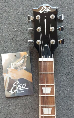 EKO SG-model in zwart, nu met riem, dvd, plectrums, kabel en extra set snaren