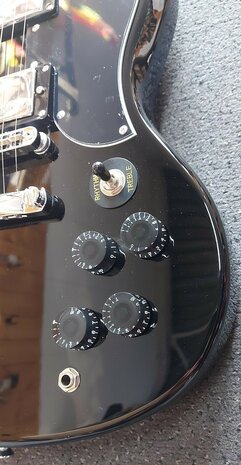 EKO SG-model in zwart, nu met riem, dvd, plectrums, kabel en extra set snaren