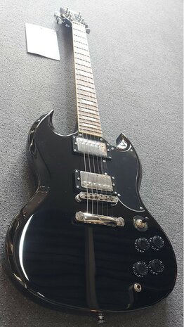 EKO SG-model in zwart, nu met riem, dvd, plectrums, kabel en extra set snaren