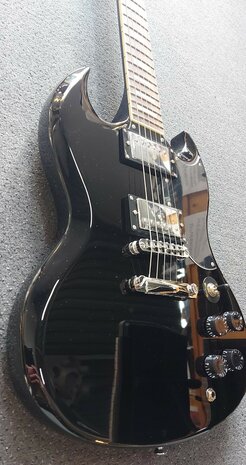 EKO SG-model in zwart, nu met riem, dvd, plectrums, kabel en extra set snaren