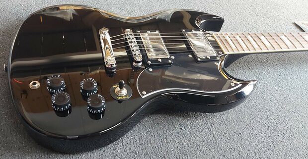 EKO SG-model in zwart, nu met riem, dvd, plectrums, kabel en extra set snaren