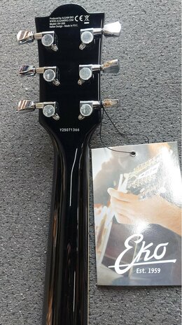EKO SG-model in zwart, nu met riem, dvd, plectrums, kabel en extra set snaren