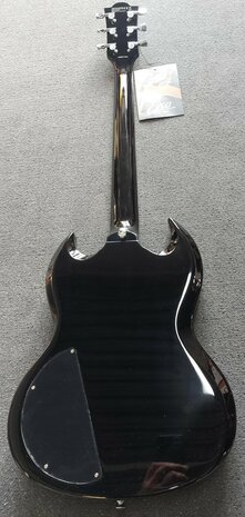 EKO SG-model in zwart, nu met riem, dvd, plectrums, kabel en extra set snaren