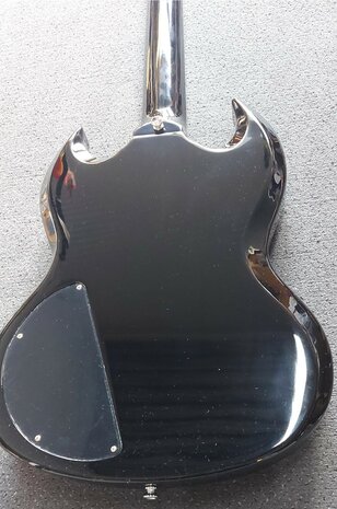 EKO SG-model in zwart, nu met riem, dvd, plectrums, kabel en extra set snaren