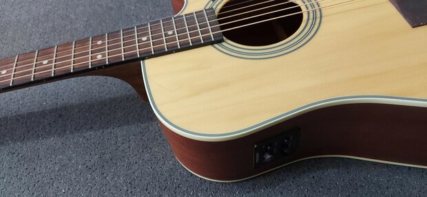 Cort MR600F Dreadnought met Fishman Isys Plus voorversterking