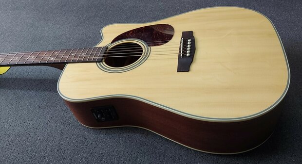 Cort MR600F Dreadnought met Fishman Isys Plus voorversterking
